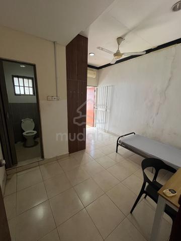 Zero Deposit !! 🔥 Subang USJ 18 Balcony Room w Washroom For Rent 🔥 1