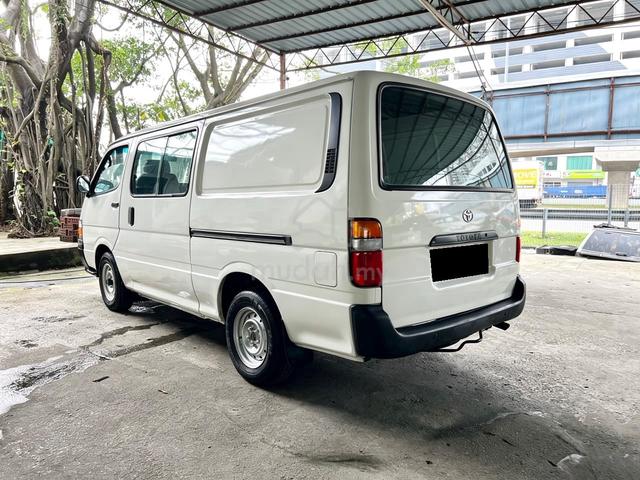 05/06 Toyota HIACE 3.0 (M) - 2