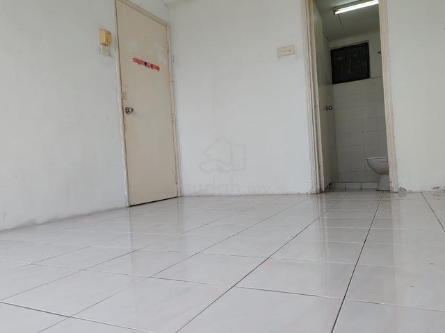 MASTER ROOM with bathroom inside at Puchong Perdana 2