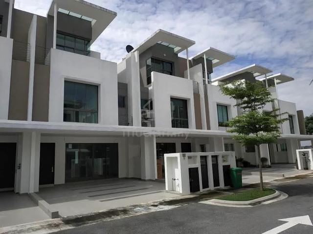 Nice Lake Point Residence 3 storey Garden Mulia For Sale Cyberjaya 1