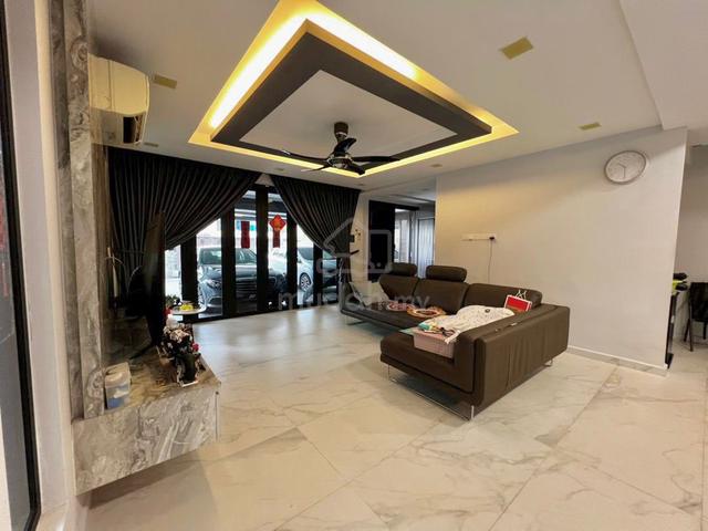 Fully Renovated Extended 2.5 Storey Semi D Taman Pelangi JB Town 1