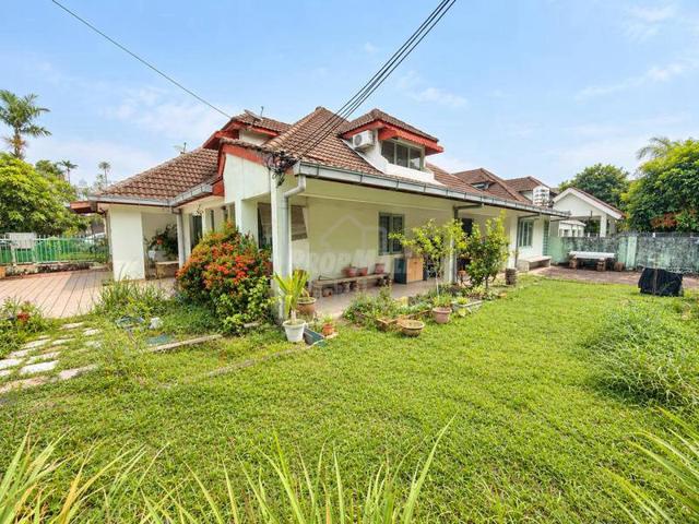 [CORNER LOT] USJ 2, 1.5 Storey, Spacious Extra Land, Great Location 1