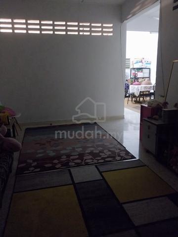 Description Rumah Teres : Middle Room For Rent (Not Sharing) 1