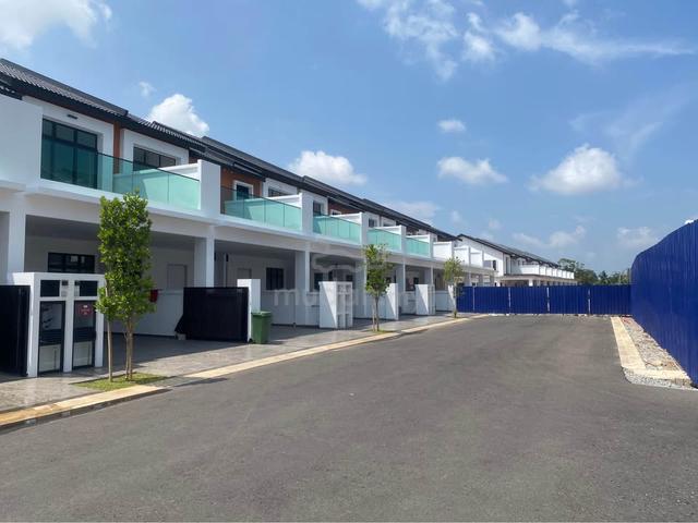 5 mins to Aeon Melaka Sentral Gated Guarded Double Storey nr Bachang 1