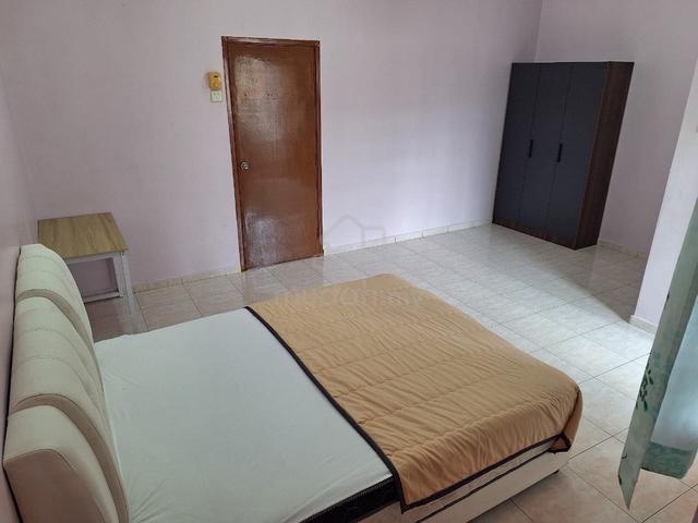 Master Bedroom, Batu Berendam 1