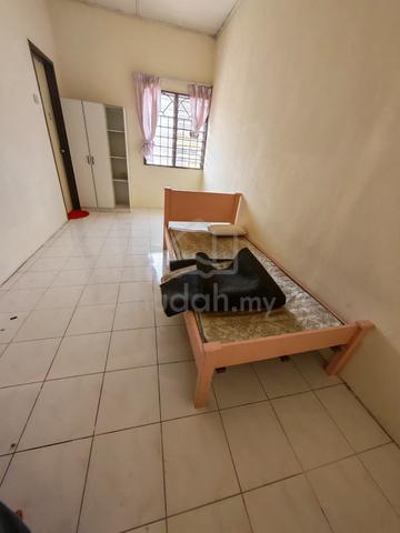 medium room female taman equeen seri kembangan 1