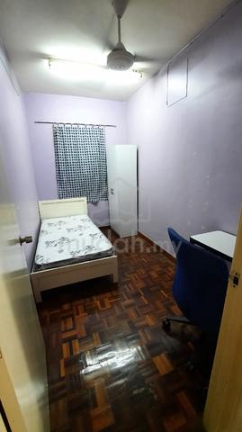 Non-sharing room 3 mins walking to LRT3 Kayu Ara 1