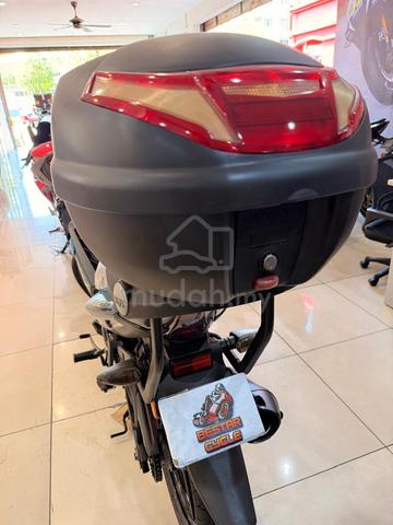 2022 YAMAHA LC135 V7 GiviBox P.Holder 99%New - photo 9 of 10