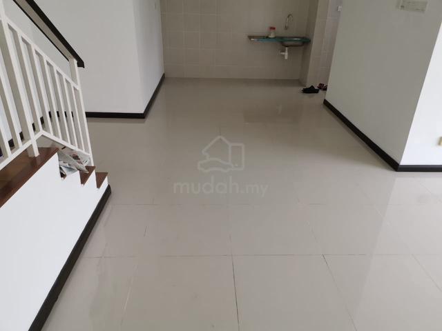 Big Townhouse for Sale in Tropicana 1