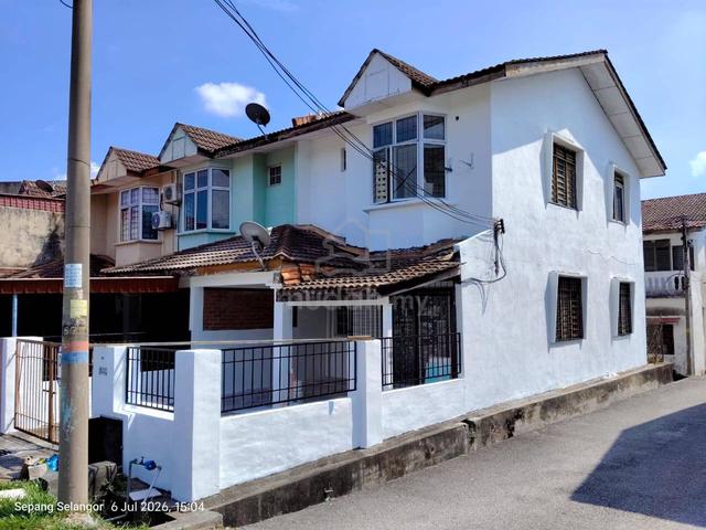 2 Storey Terrace Taman Dahlia, Bandar Baru Salak Tinggi,Sepang 1