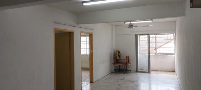Iris Apartment (Taman Desa) 1