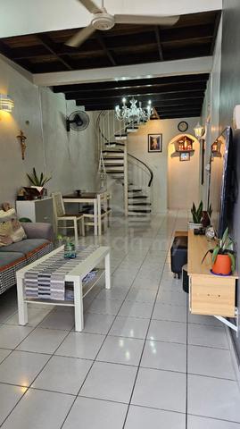 Taman Molek 1.5 Storey Terrace / CIQ 1
