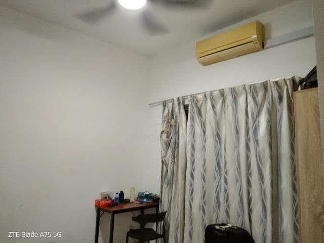 Middle room 1 person. 1