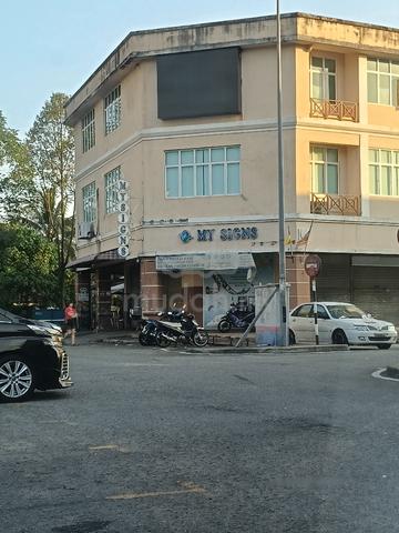 Free hold 3 storey conner shop office for sale, beside hospital 1