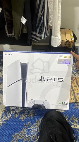 Ps5 slim disc 1TB - photo 3 of 3