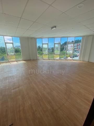 Shoplot luas dan berbaloi dengan harga. Berada di tengah² bandar Chuka 1