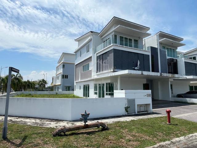 【PUCHONG SUPER CORNER SEMI-D Land Size 6026sqft 】D'Island Lake View 1