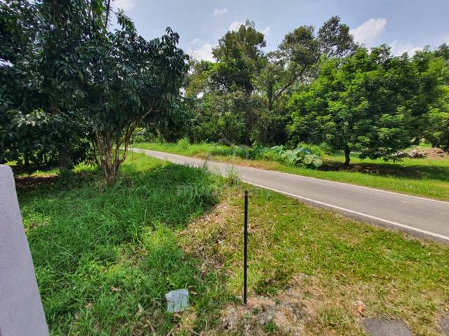 Tanah Dusun ada Sungai Tepi Jalan Batu 22 Sungai Lui Hulu Langat 1