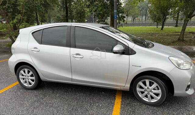2012 Toyota PRIUS C 1.5 (HYBRID) NHP10R (A) - 4