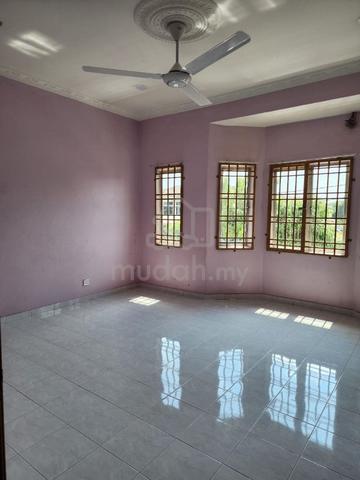 Rumah Teres Berdekatan/Belakang Banting Town 1