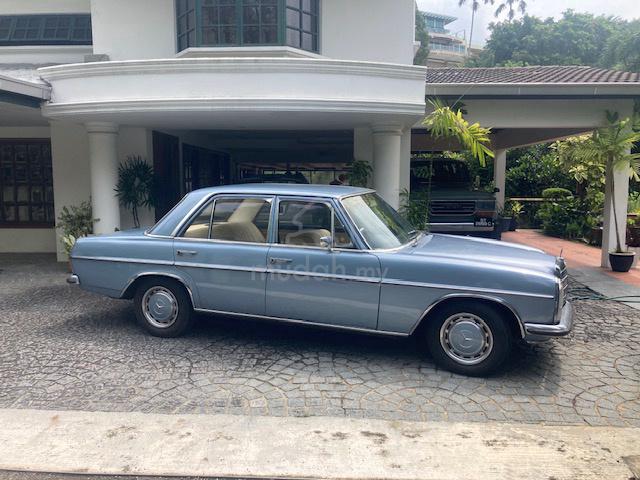 Classic 1972 Mercedes Benz W115 220 petrol (M) - 5