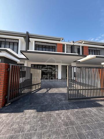 Spacious & Renovated 2 Storey House in Elmina Green 7 For Rent. 1