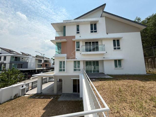3.5 Storey Corner Semi-D With Big Land 1