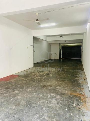Spacious big 2000 sqft ground floor shop in Dengkil for rent! 1