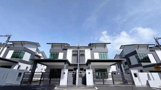 Spacious 2-Storey Semi-D @ Pelindung Heights 1