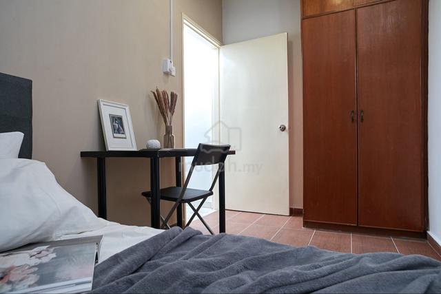 *Female unit small room at Villa Putra #1min walk to Sunway Putra Mall 1