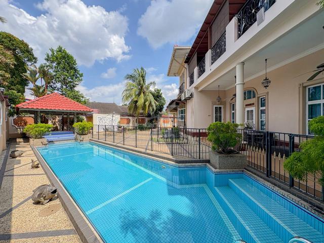 Bungalow corner Seksyen 12 Petaling Jaya with Pool 1