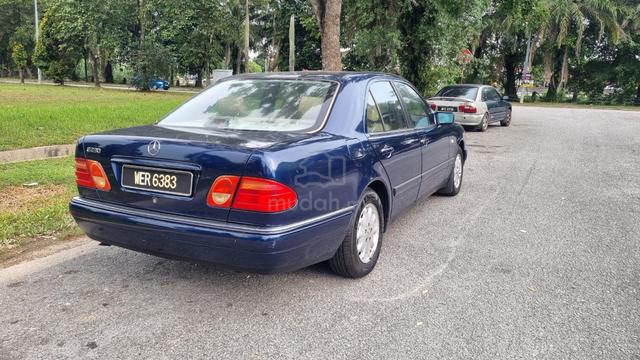 Mercedes Benz E230 CLASSIC (CKD) 2.3 (A) - 3