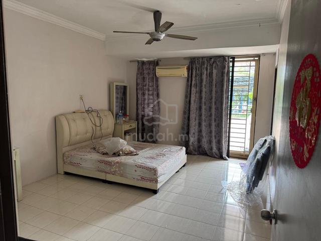 2.5 Storey Terrace Partially Furnish at Tmn Tanjung Indah Near RajaUda 1