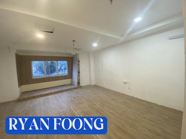 Vantage point first floor facing main road 1200sqft reno Jelutong 1