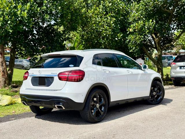 ON THE ROAD 2017 Mercedes Benz GLA250 4MATIC - 4