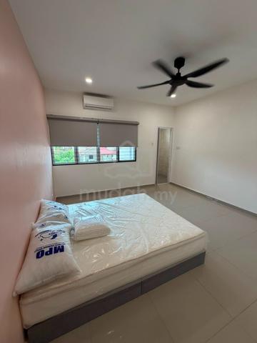 Middle & Master Room For rent at Bandar Utama Landed House Near 1Utama 1