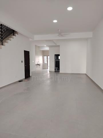 [FACING GARDEN & AMPLE PARKING] New Three Storey House Orchid Hill 1