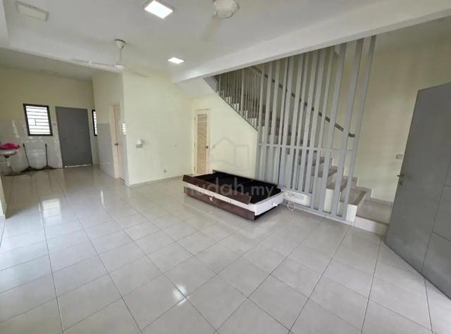 Setia Permai 3 Endlot Setia Alam with 2 aircond and curtain For Rent 1