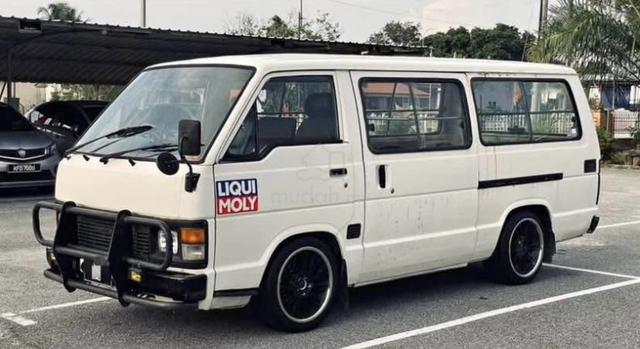 Toyota HIACE 2.4 LH61 (M) - 1