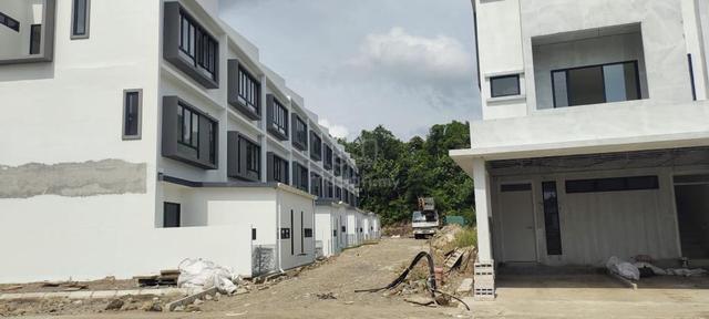 Upper unit Town House, Estate 84, Batu 11 1