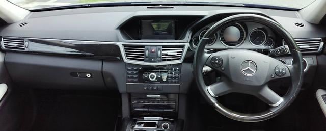 Mercedes Benz E300 V6 3.0(A)AVANTGARDE PREMIUM EDI - 4