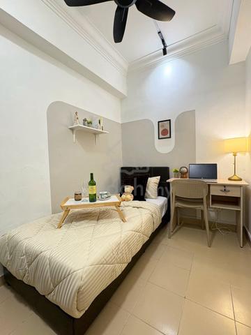 Fully Furnished Single Room at Kelana Puteri Condo! Near LRT & Mall! 1