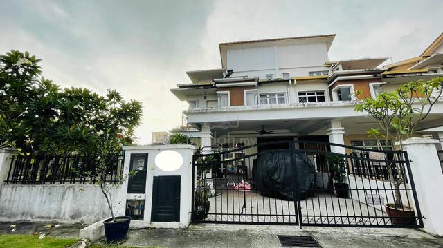 End Lot Renovated Semi D House Taman Kipark Puchong 1