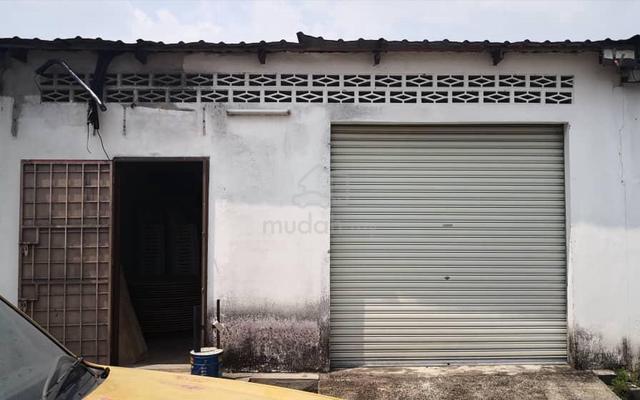 Shoplot used as warehouse or industrial area 3