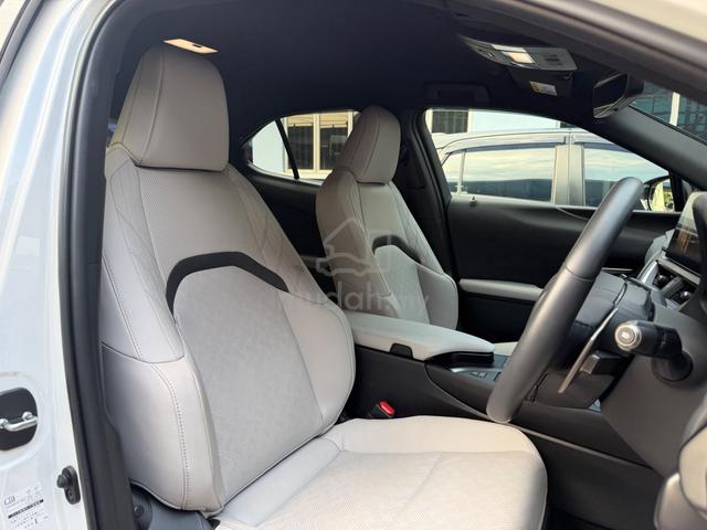 2022 lexus ux200 original white interior  - 3