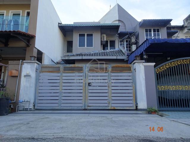 1,022 SQ.FT RENOVATED✨ Double Storey Taman Puchong Intan, Puchong 1