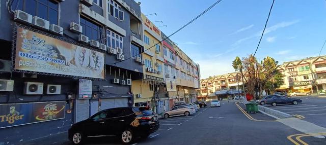 Taman AST 3.5 storey shop for sale Dropped Price! Ample Parking 1