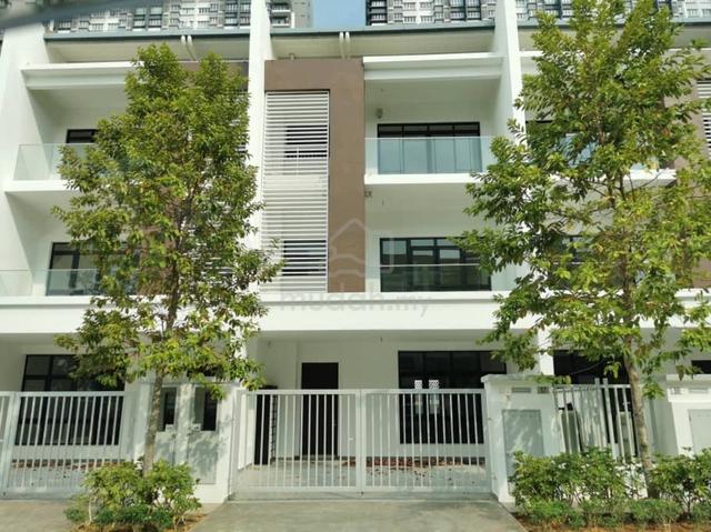 [BELOW MARKET 320K]2.5Storey Freehold Terrace Avens Southville Dengkil 1