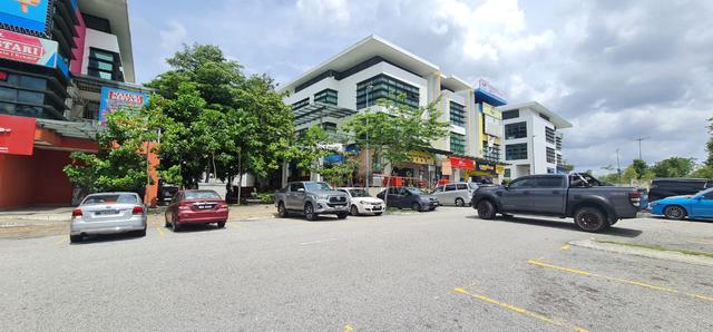 3 Storeys End Lot Shop facing main road for sell, Denai Alam Shah Alam 1