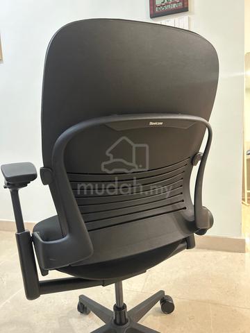 Steelcase LEAP V2 Ergonomic Chair - photo 4 of 5